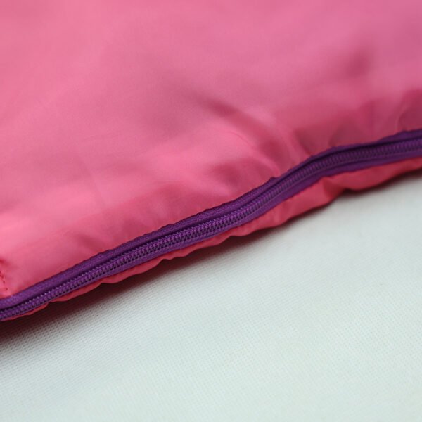 kids-envelope-sleeping-bag-zipper-pull Purple zipper pull and pink fabric edge on kids sleeping bag
