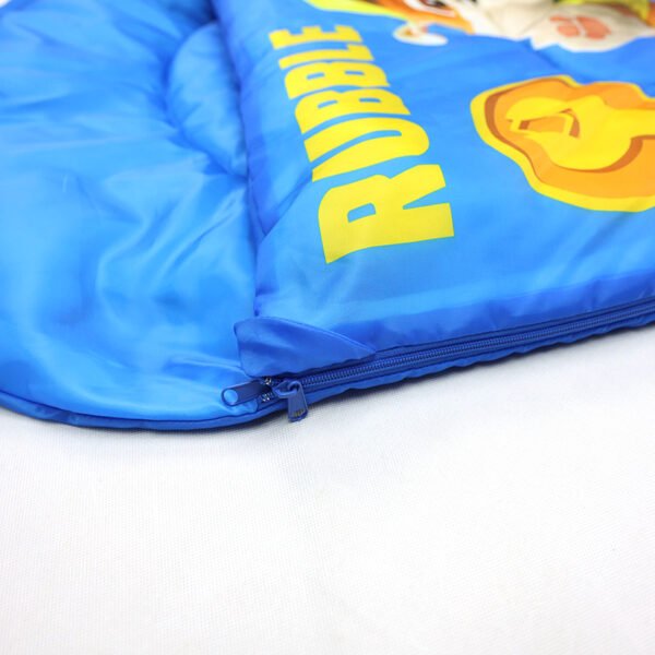 kids-sleeping-bag-zipper-lining Close-up of zipper and inner lining on a blue kids sleeping bag